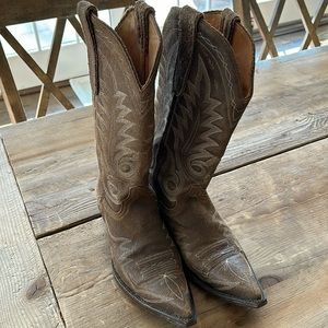 Old Gringo leather boots - gently worn - heel is in great shape.  Tan w’ detail